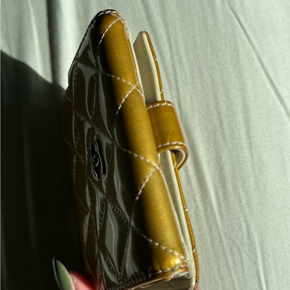CHANEL 2012 PATENT LEATHER DIAMOND STITCH COMPACT WALLET - Picture 6 of 15